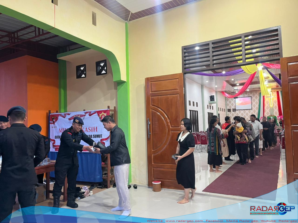 Brimob Batalyon C Pelopor Polda Sumut Bagikan 76 Kotak Makanan Gratis di Gereja Oikumene